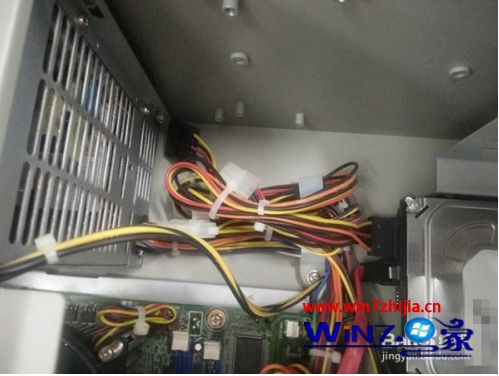为什么显示屏不亮_主机亮了显示器无信号如何修复